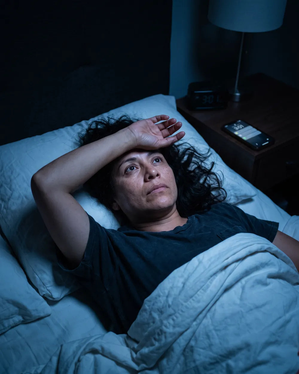 Mujer despierta en su cama a las 3 de la mañana