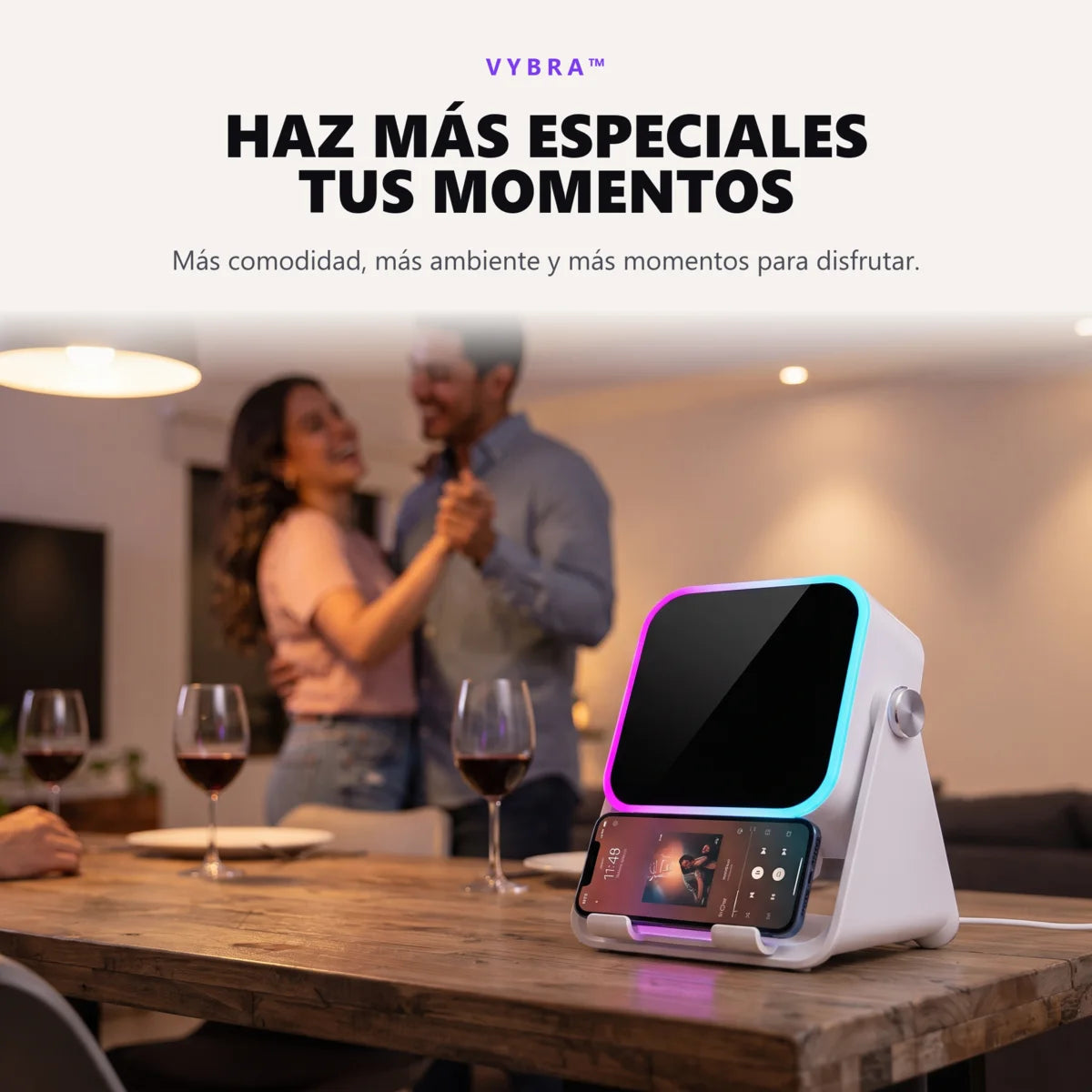 Haz más especiales tus momentos: pareja bailando en casa con VYBRA blanca en la mesa
