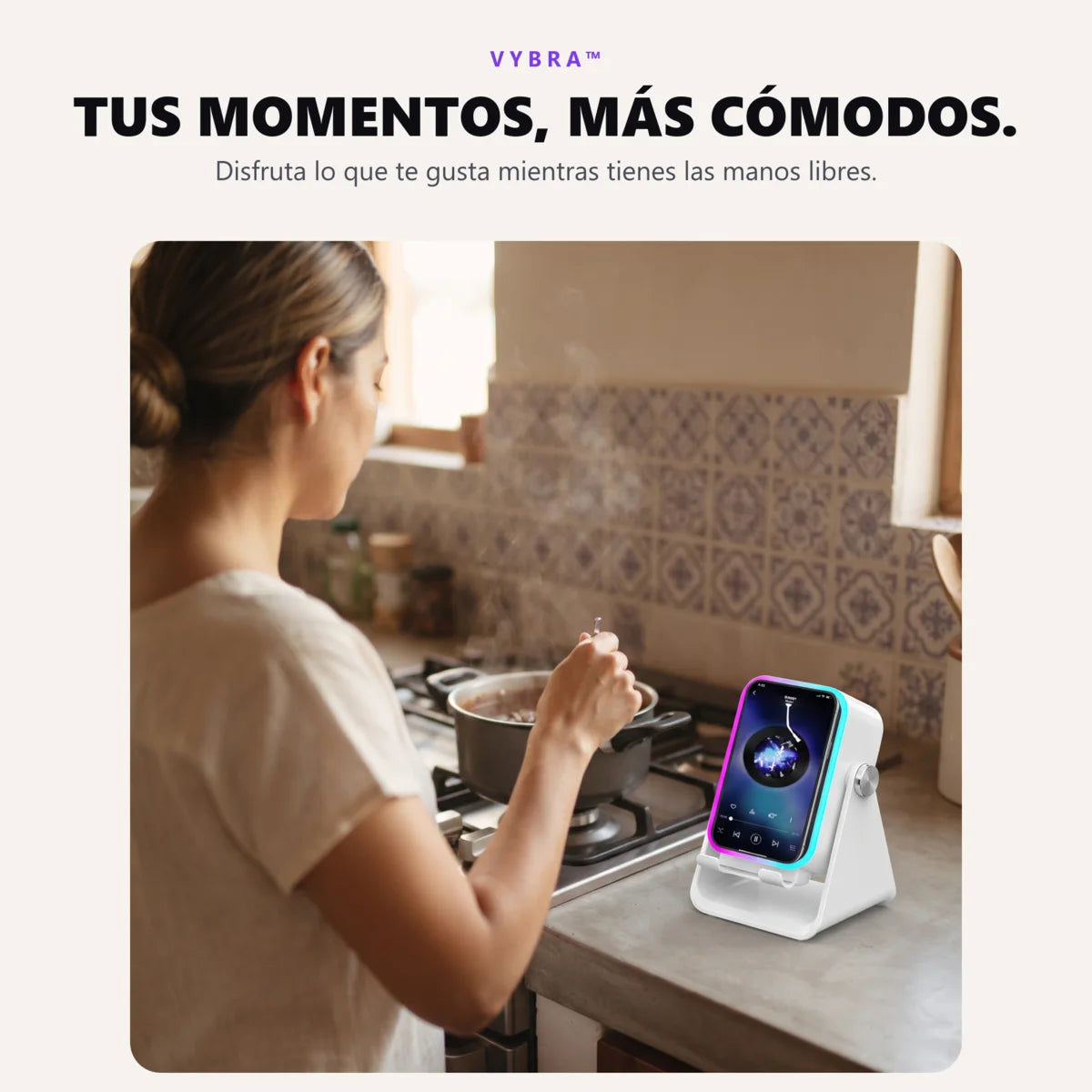 Tus momentos, más cómodos: mujer cocinando con su celular en VYBRA blanca