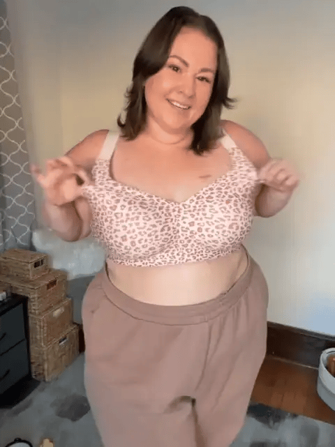 Mujer mostrando cómo le queda Nuvia leopardo rosa