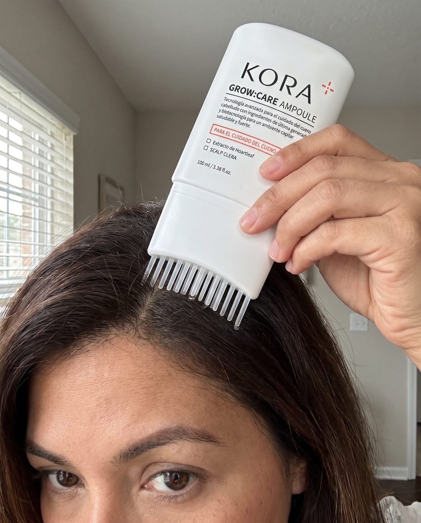 Aplicador Ritual 38 de KORA aplicándose directo en la línea del cabello